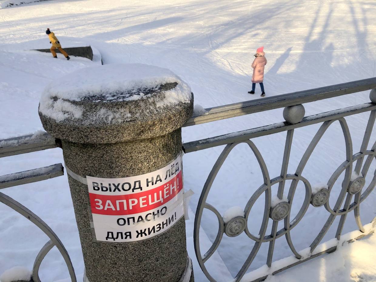 Запрет выхода на воду на лодке. Запрет выхода на лед. Выход на лед запрещен. Выход на лед запрещен Петербург. Запрет выхода на лед СПБ.